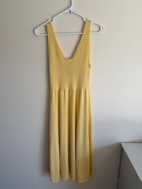 GAP Pale Yellow Knit V‑Neck Midi Dress